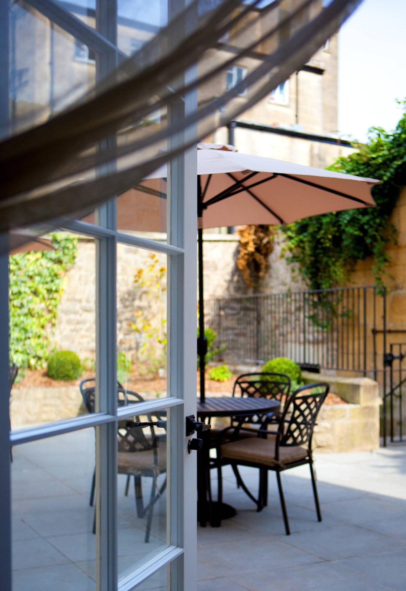 더 게인즈버러 배스 스파 호텔 바이 Ytl 바스 외부 사진 The courtyard at the hotel