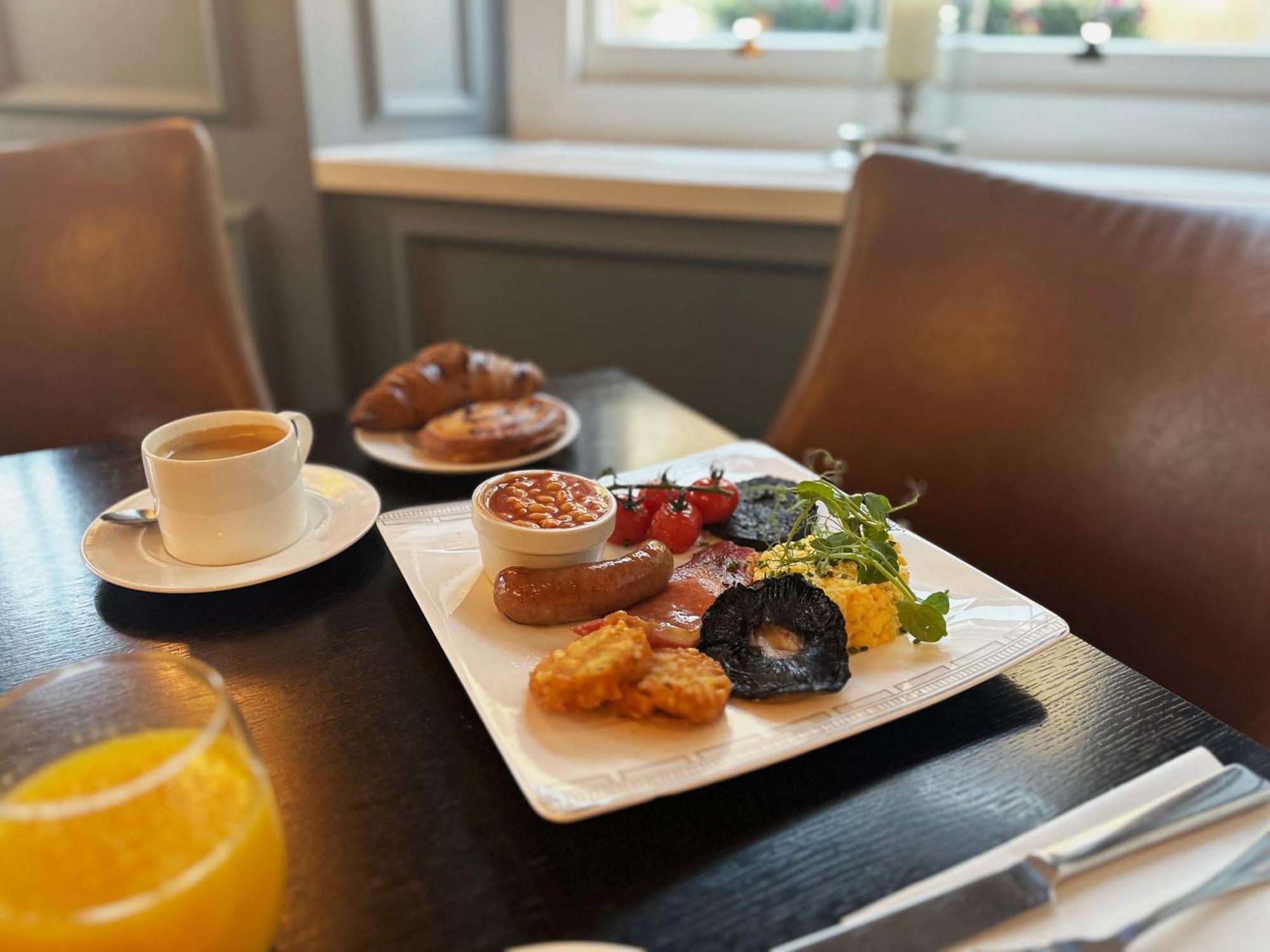 더 게인즈버러 배스 스파 호텔 바이 Ytl 바스 외부 사진 A breakfast at the hotel