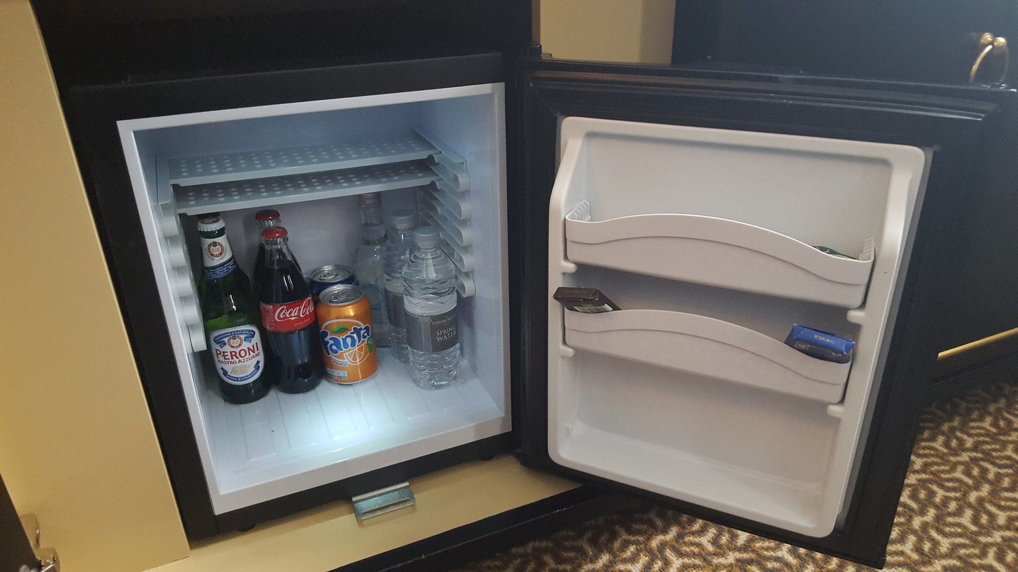 더 게인즈버러 배스 스파 호텔 바이 Ytl 바스 외부 사진 A mini-refrigerator in a hotel room